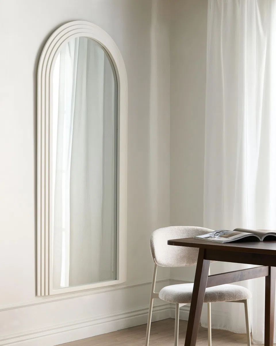 Beliani Miroir Mural Vintage Cadre en Bois 170 x 80 cm Forme d'Arche Blanc Cassé Dijon